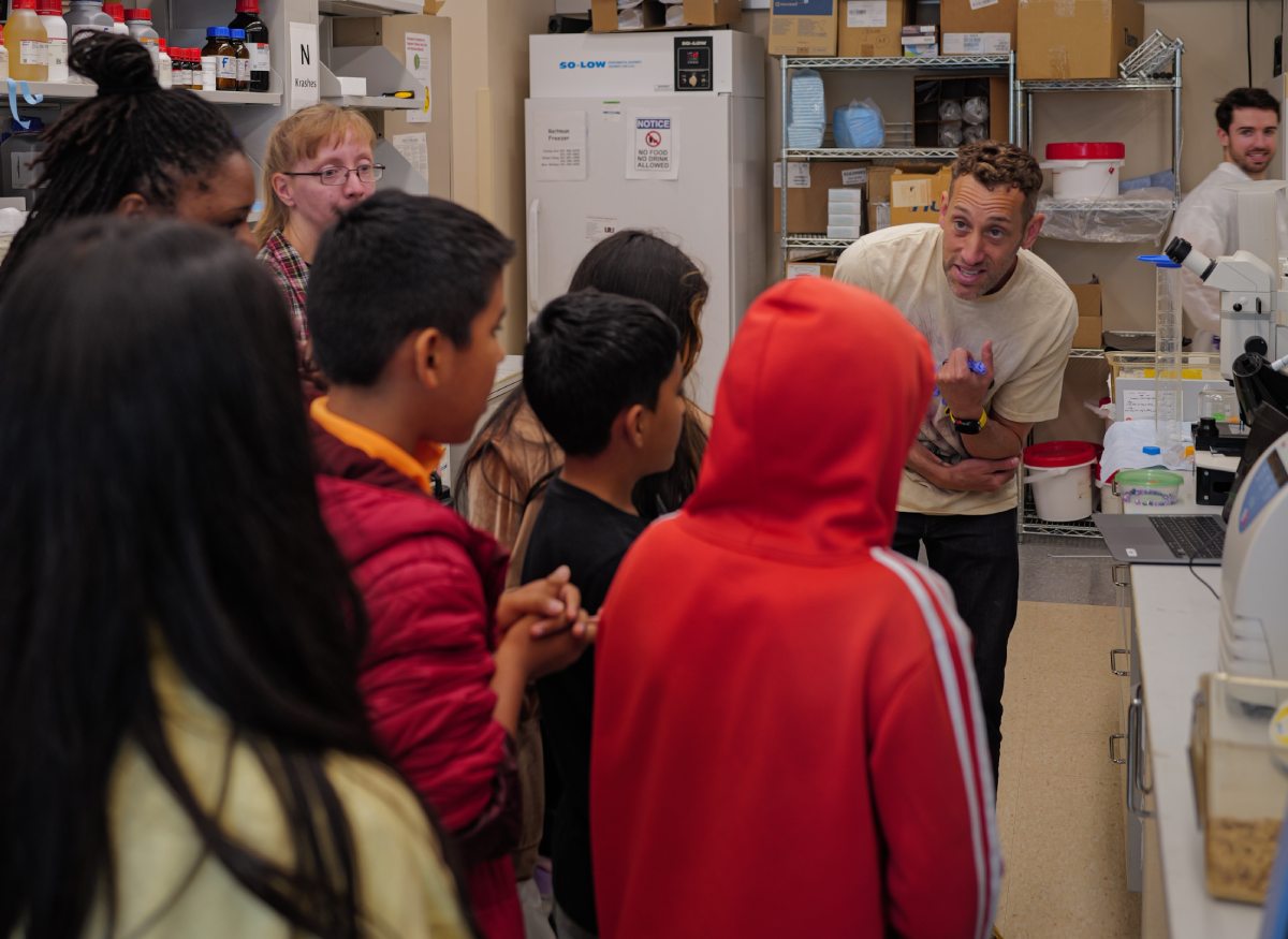 Fifth grade students tour an NIDDK lab.