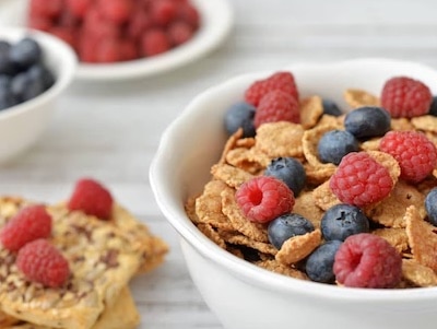 A bowl of cereal and berries.