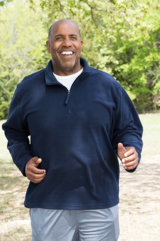 一位非洲裔美国人在公园里轻快地行走
