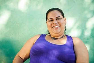 一位肥胖的西班牙裔女性在微笑
