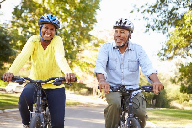Hombre y mujer sonrientes montando en bicicleta