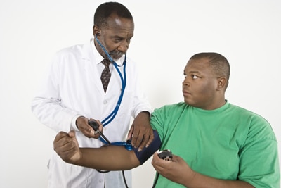 Un médico revisando la presión动脉。