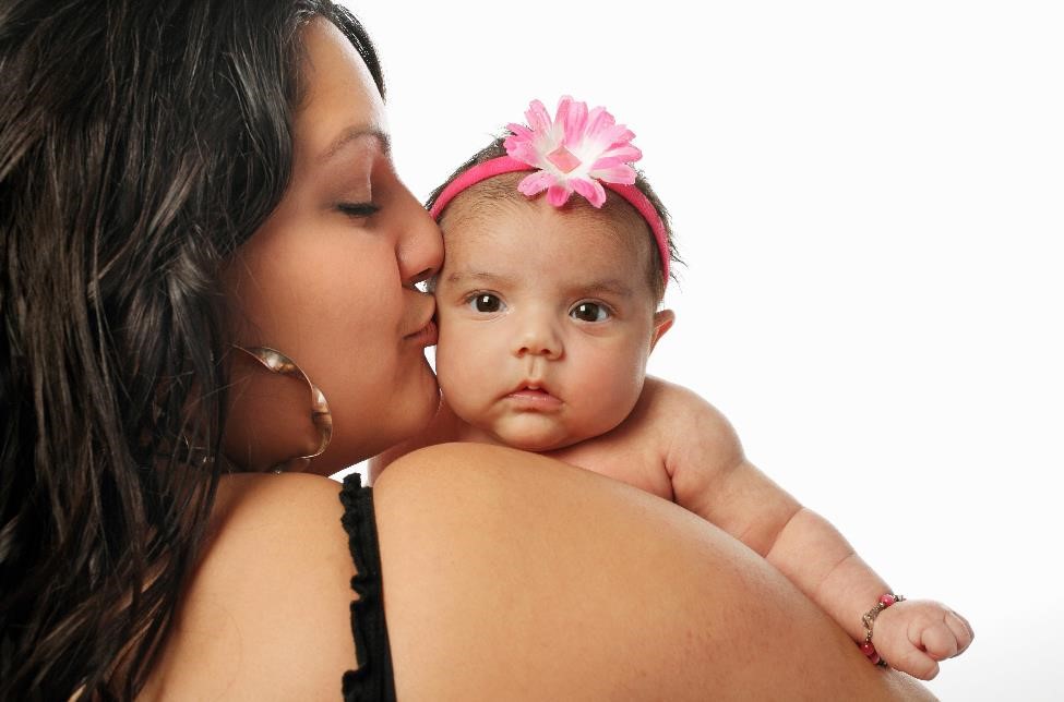 Mujer con su bebé en brazos.