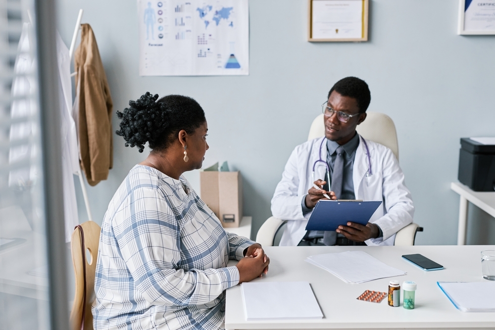 Una mujer habla con un doctor.